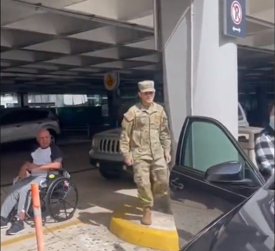 Soldier comes back home to his family